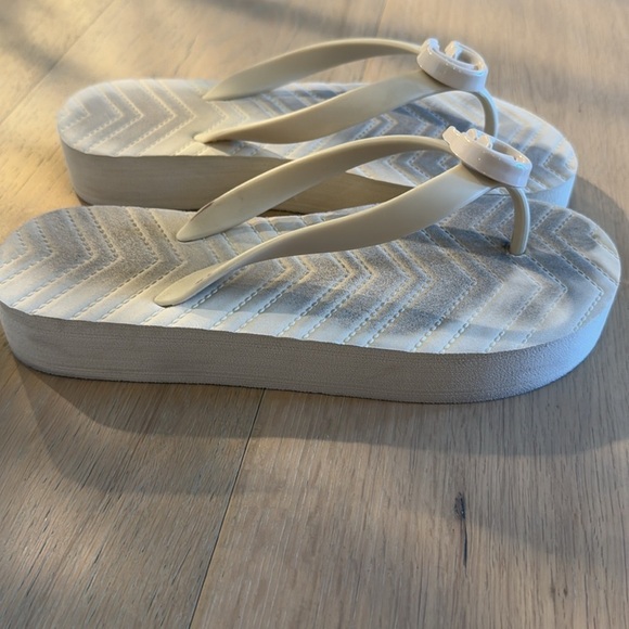 GUCCI GG Platform Flip Flop - Picture 3 of 6
